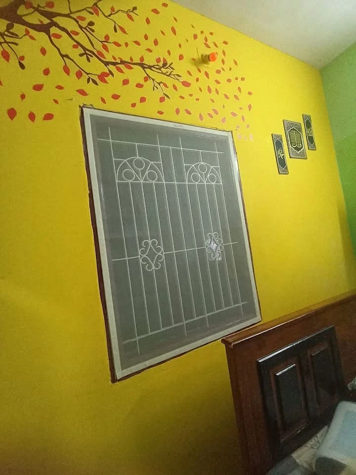 Fitted mosquito screen on a residential window